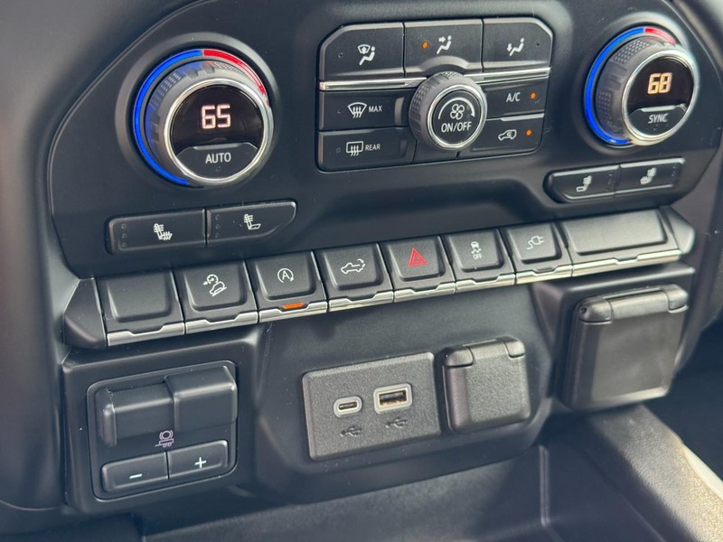 Chevrolet Silverado 1500 Vehicle Full-screen Gallery Image 28