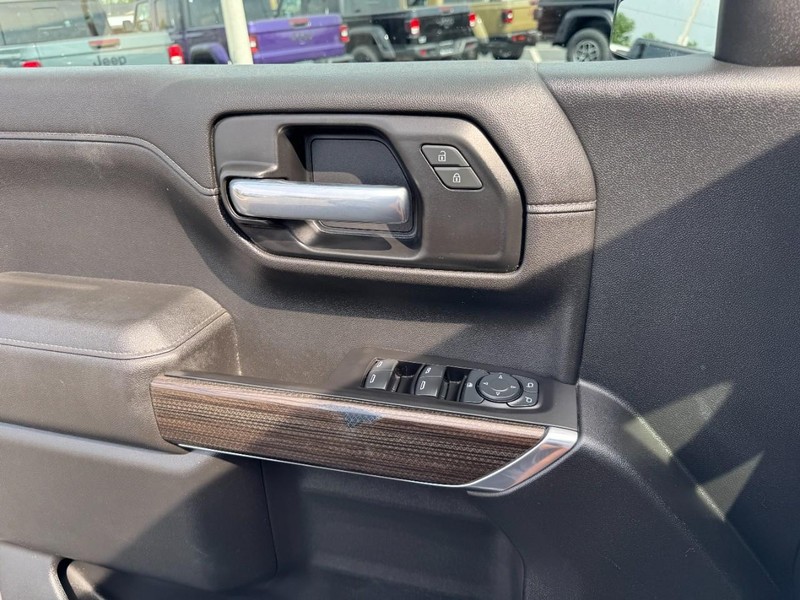 Chevrolet Silverado 1500 Vehicle Full-screen Gallery Image 31