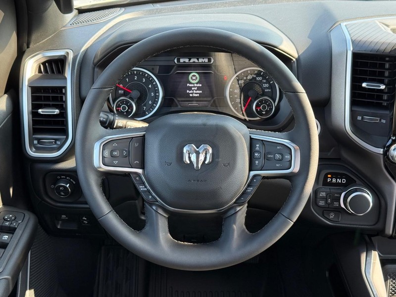 Ram 1500 Vehicle Full-screen Gallery Image 13