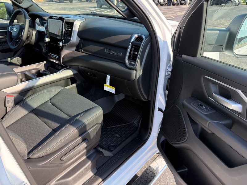 Ram 1500 Vehicle Full-screen Gallery Image 14