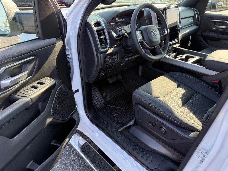 Ram 1500 Vehicle Full-screen Gallery Image 16