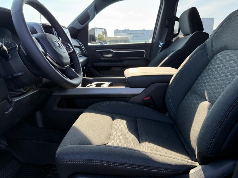Ram 1500 Vehicle Full-screen Gallery Image 17