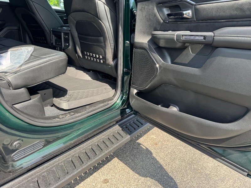 Ram 1500 Vehicle Full-screen Gallery Image 12