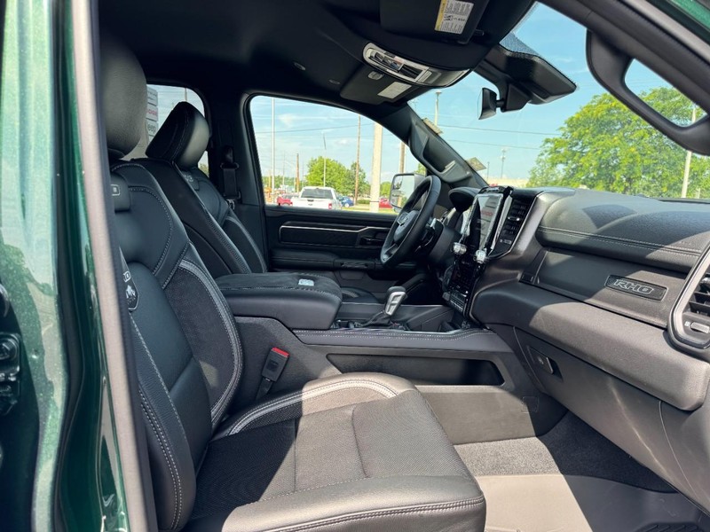 Ram 1500 Vehicle Full-screen Gallery Image 17
