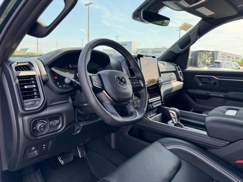 Ram 1500 Vehicle Full-screen Gallery Image 21