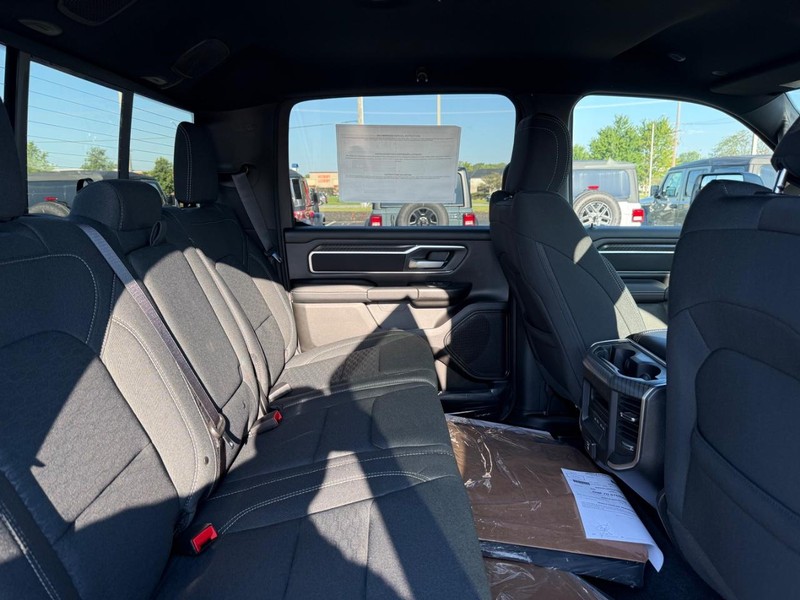 Ram 1500 Vehicle Full-screen Gallery Image 10