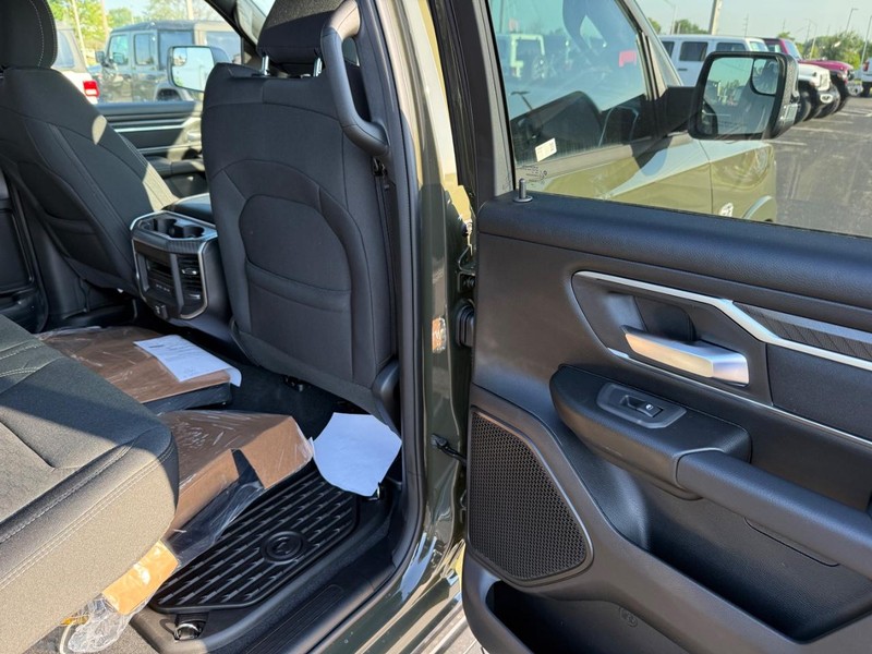 Ram 1500 Vehicle Full-screen Gallery Image 11