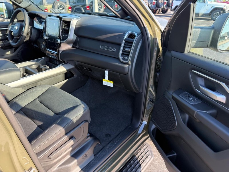 Ram 1500 Vehicle Full-screen Gallery Image 14