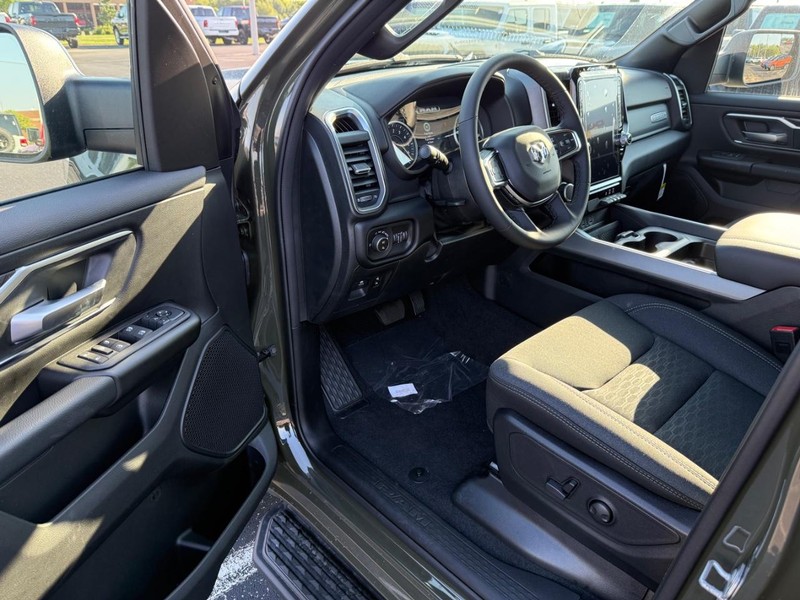 Ram 1500 Vehicle Full-screen Gallery Image 16