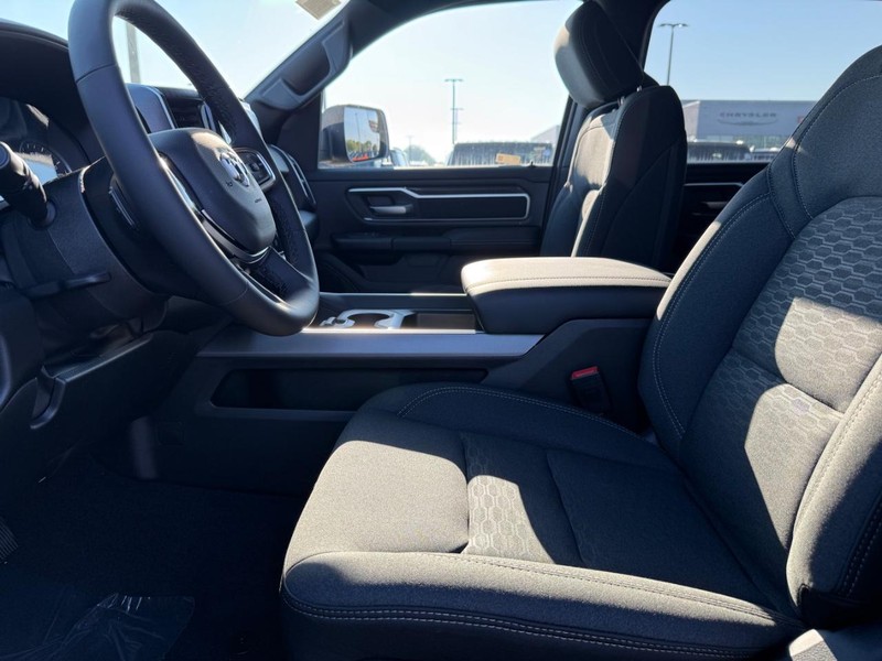 Ram 1500 Vehicle Full-screen Gallery Image 17