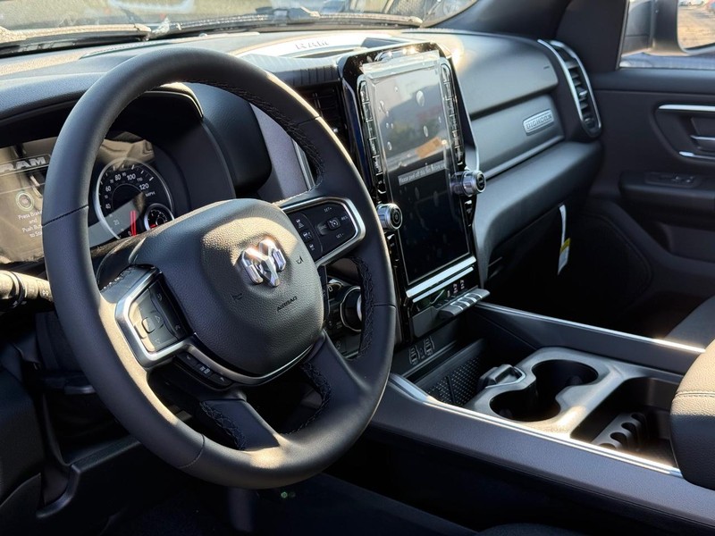 Ram 1500 Vehicle Full-screen Gallery Image 18