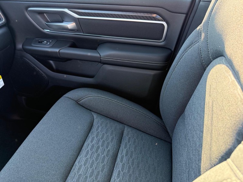 Ram 1500 Vehicle Full-screen Gallery Image 26
