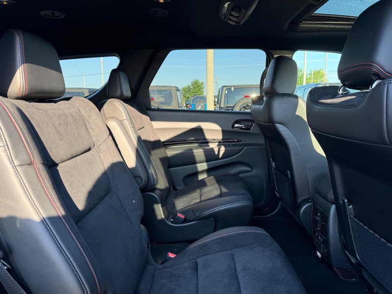 Dodge Durango Vehicle Full-screen Gallery Image 11