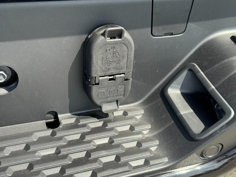 Ram 1500 Vehicle Full-screen Gallery Image 9