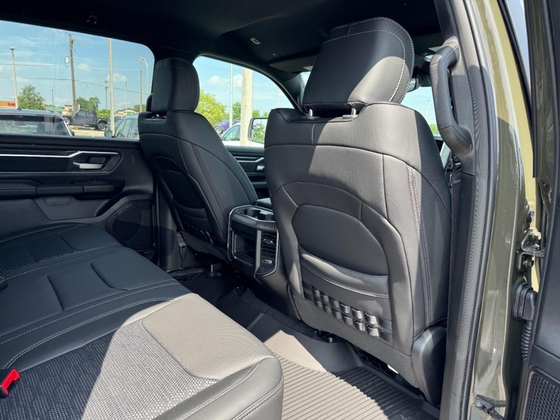 Ram 1500 Vehicle Full-screen Gallery Image 13