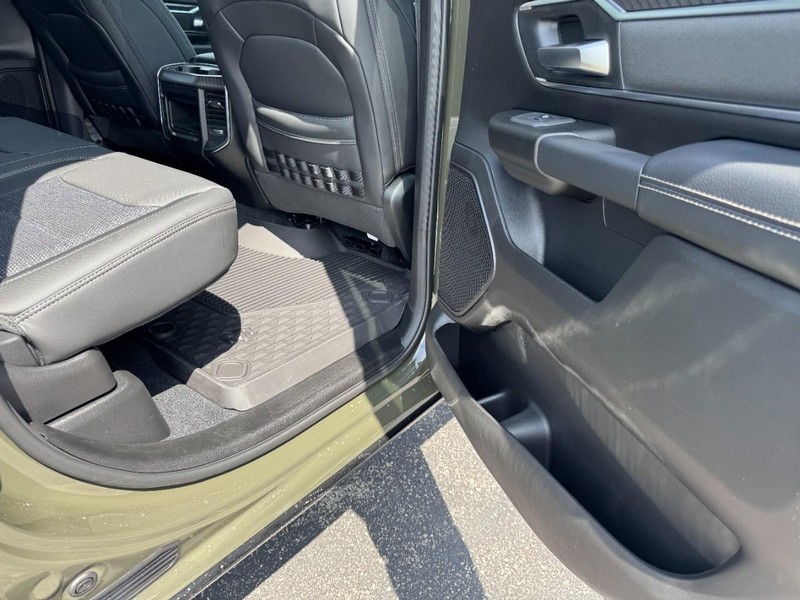Ram 1500 Vehicle Full-screen Gallery Image 14