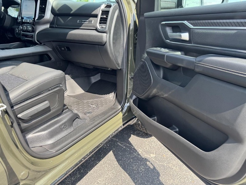 Ram 1500 Vehicle Full-screen Gallery Image 19