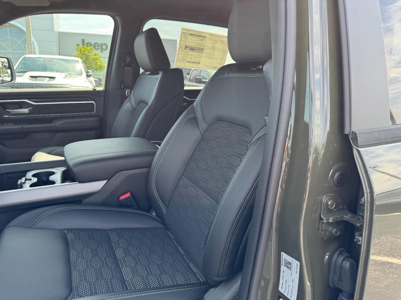 Ram 1500 Vehicle Full-screen Gallery Image 21