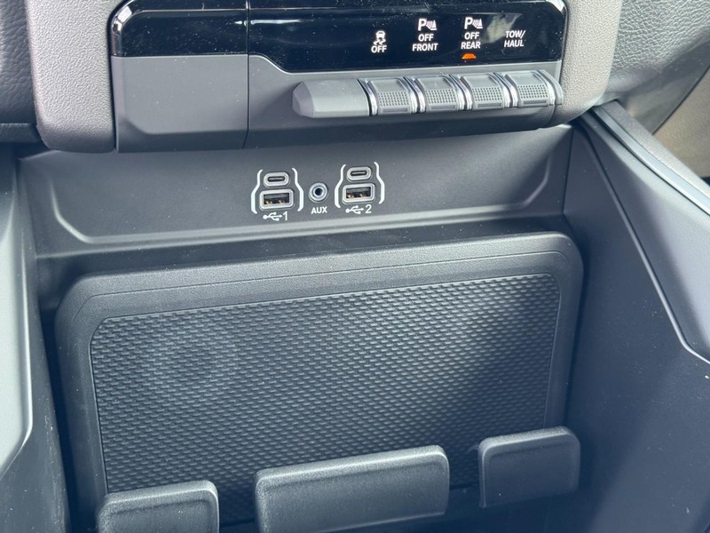 Ram 1500 Vehicle Full-screen Gallery Image 30