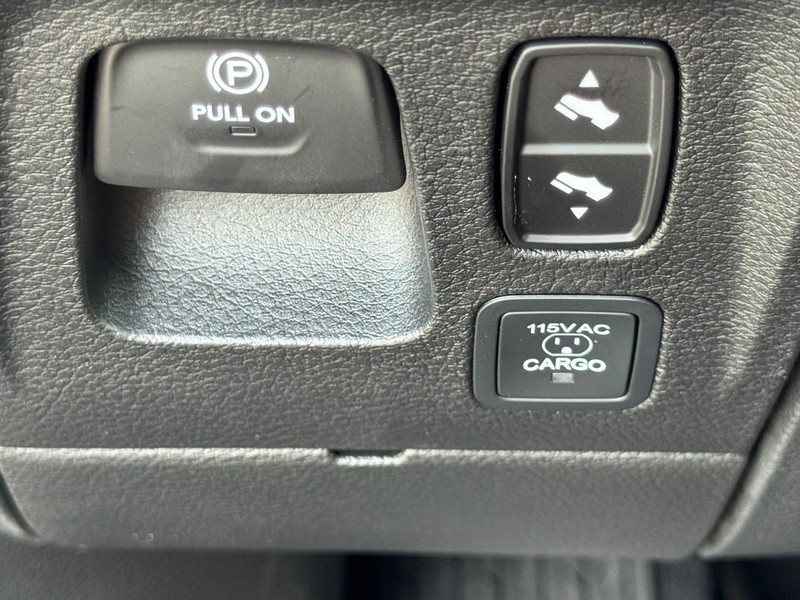 Ram 1500 Vehicle Full-screen Gallery Image 32