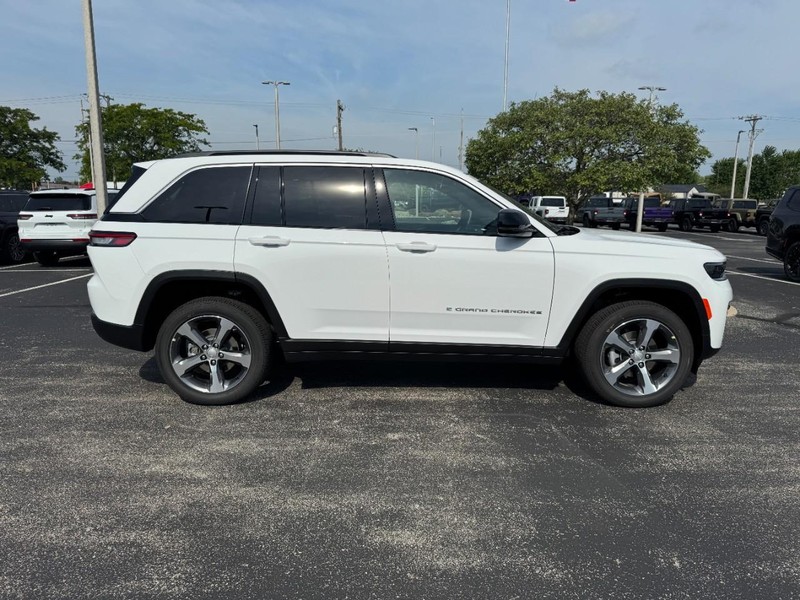 Jeep Grand Cherokee Vehicle Full-screen Gallery Image 2