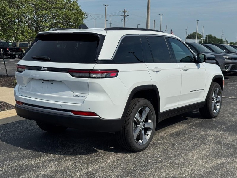 Jeep Grand Cherokee Vehicle Full-screen Gallery Image 3