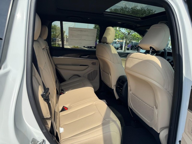 Jeep Grand Cherokee Vehicle Full-screen Gallery Image 11