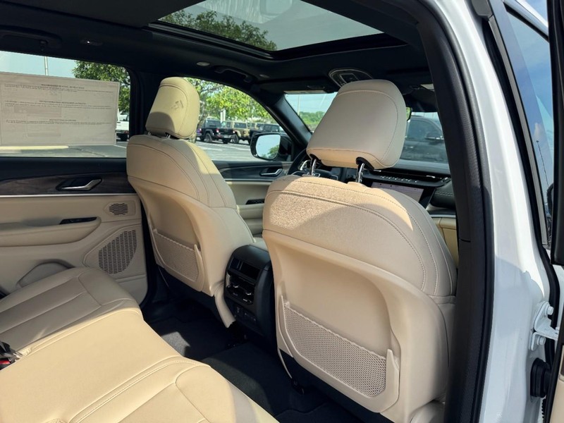 Jeep Grand Cherokee Vehicle Full-screen Gallery Image 12