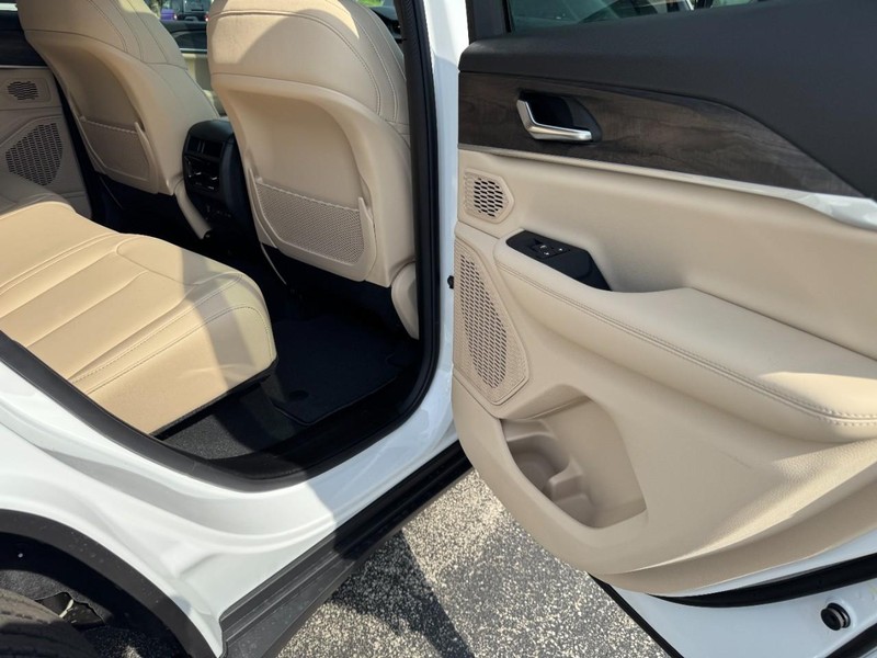Jeep Grand Cherokee Vehicle Full-screen Gallery Image 13