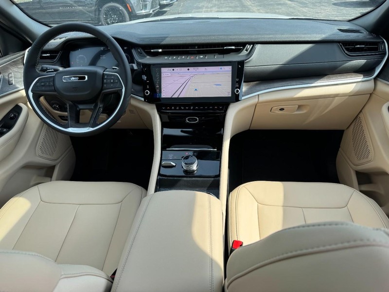 Jeep Grand Cherokee Vehicle Full-screen Gallery Image 14