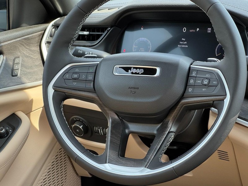 Jeep Grand Cherokee Vehicle Full-screen Gallery Image 15