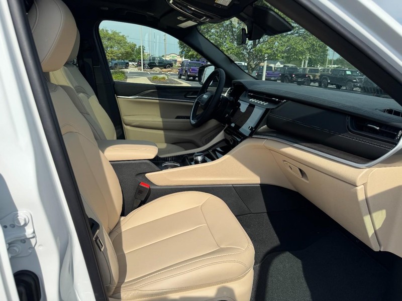 Jeep Grand Cherokee Vehicle Full-screen Gallery Image 17