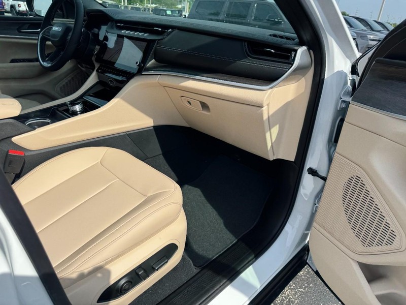 Jeep Grand Cherokee Vehicle Full-screen Gallery Image 18