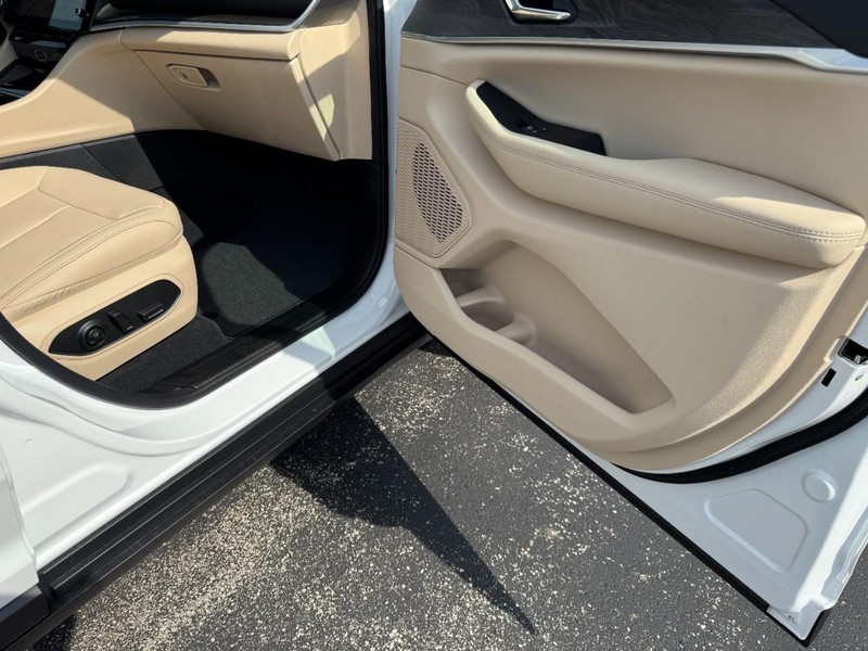 Jeep Grand Cherokee Vehicle Full-screen Gallery Image 19
