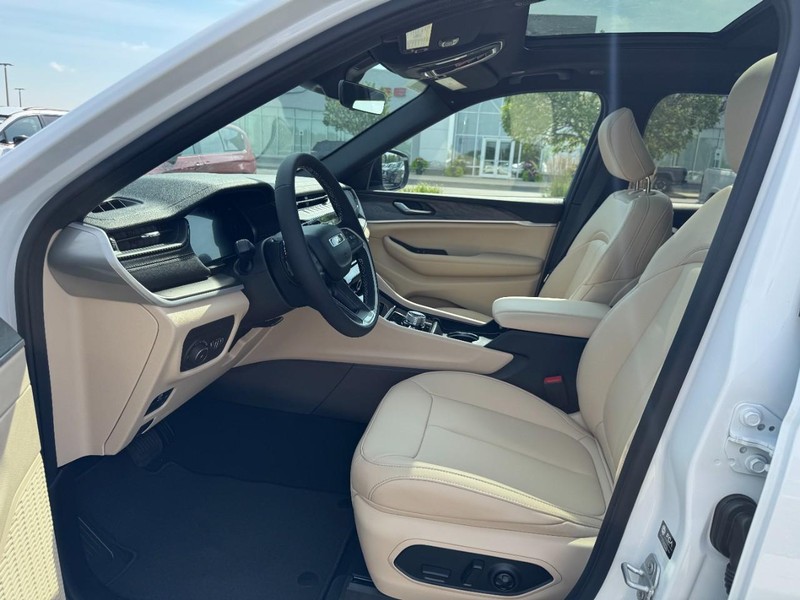 Jeep Grand Cherokee Vehicle Full-screen Gallery Image 20