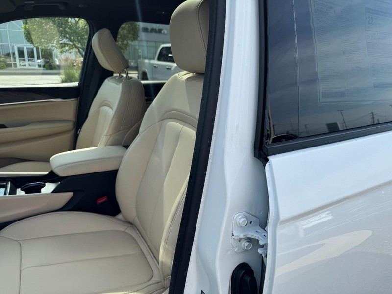 Jeep Grand Cherokee Vehicle Full-screen Gallery Image 21