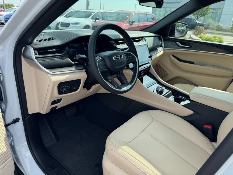 Jeep Grand Cherokee Vehicle Full-screen Gallery Image 22