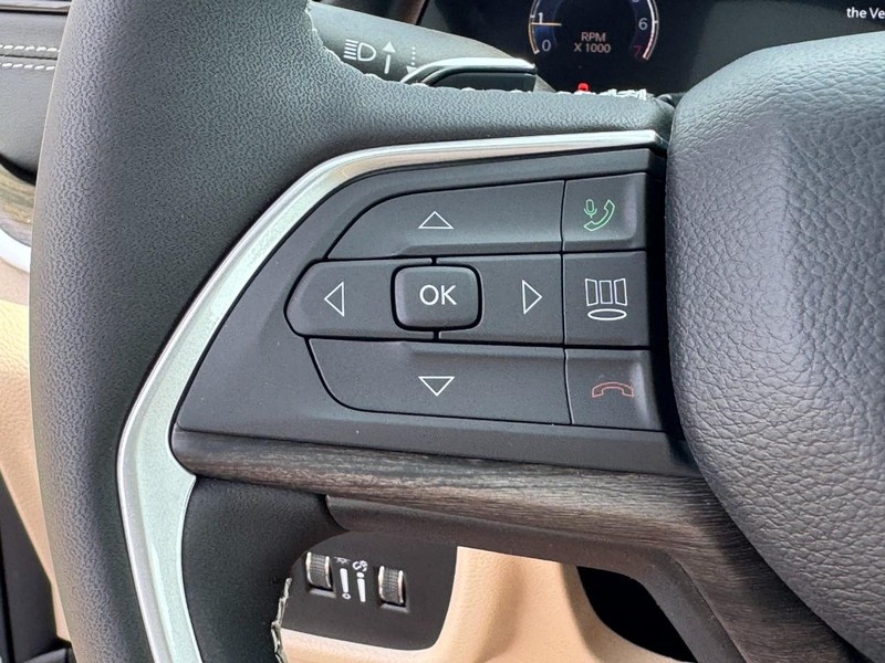 Jeep Grand Cherokee Vehicle Full-screen Gallery Image 23
