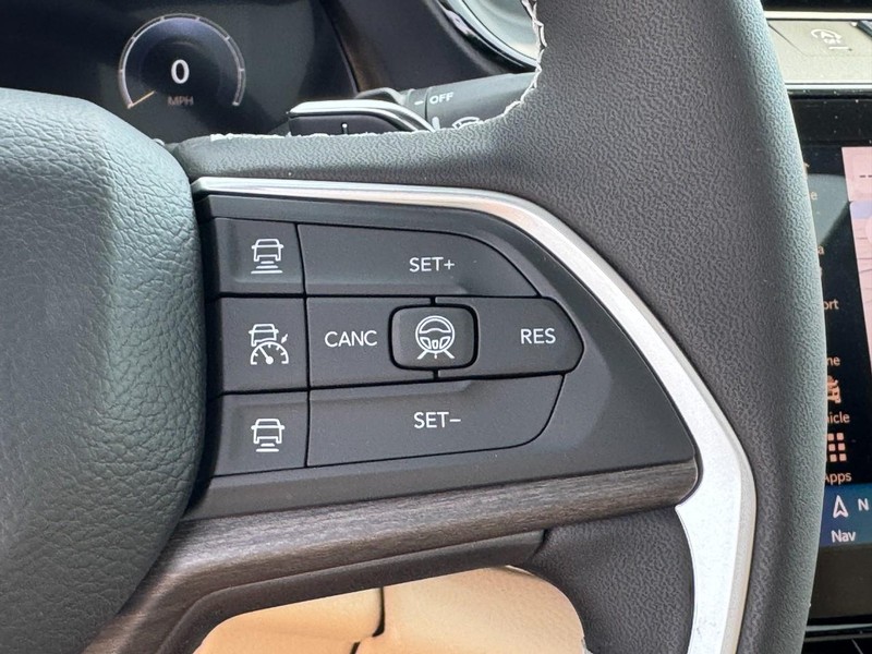 Jeep Grand Cherokee Vehicle Full-screen Gallery Image 24