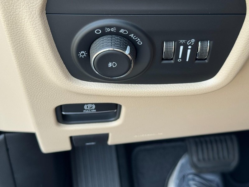 Jeep Grand Cherokee Vehicle Full-screen Gallery Image 30