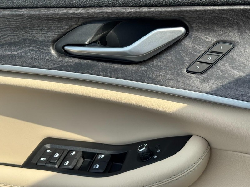 Jeep Grand Cherokee Vehicle Full-screen Gallery Image 31