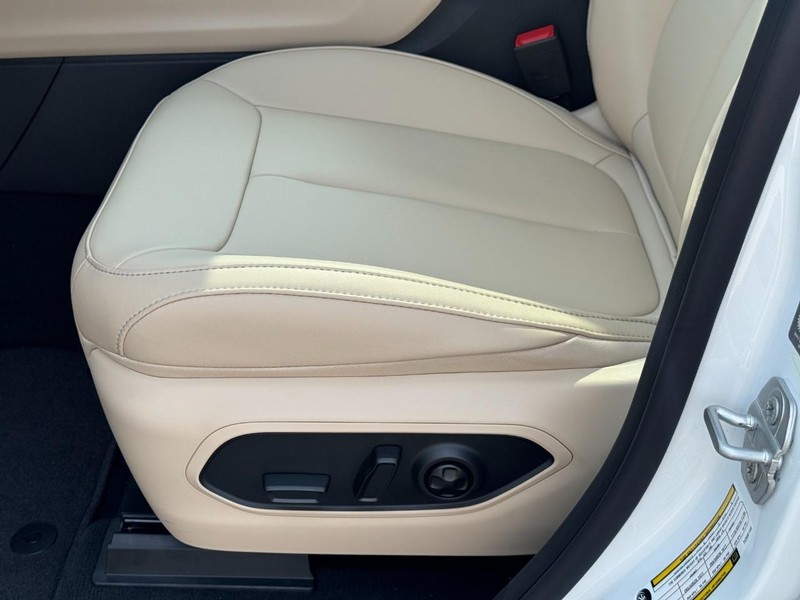 Jeep Grand Cherokee Vehicle Full-screen Gallery Image 33