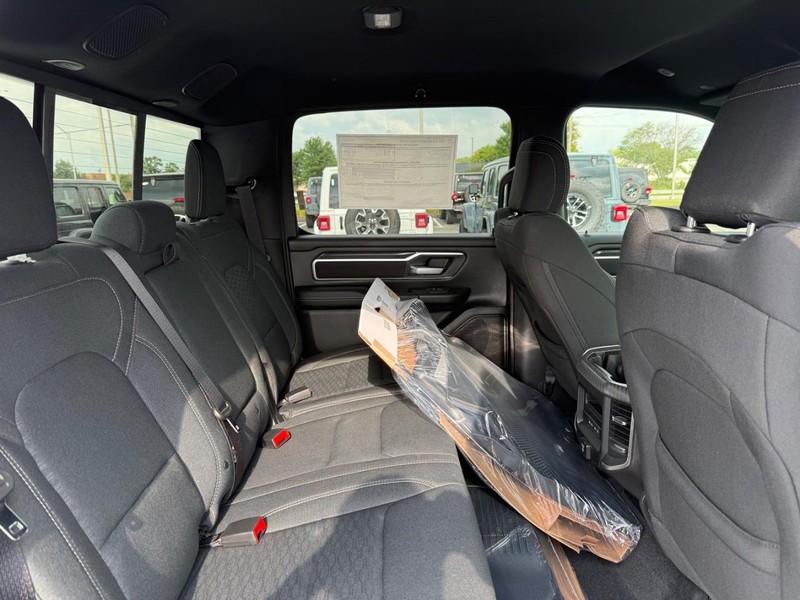 Ram 1500 Vehicle Full-screen Gallery Image 11