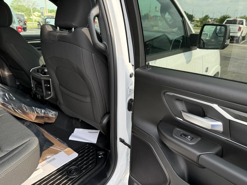 Ram 1500 Vehicle Full-screen Gallery Image 12