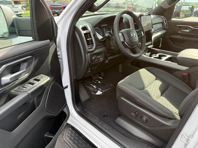 Ram 1500 Vehicle Full-screen Gallery Image 17