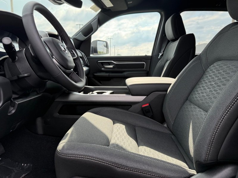 Ram 1500 Vehicle Full-screen Gallery Image 18