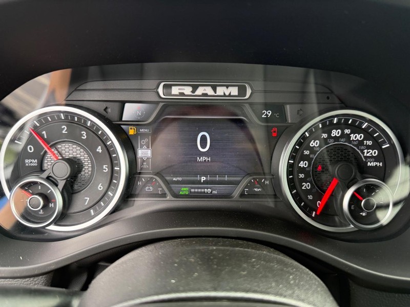 Ram 1500 Vehicle Full-screen Gallery Image 28