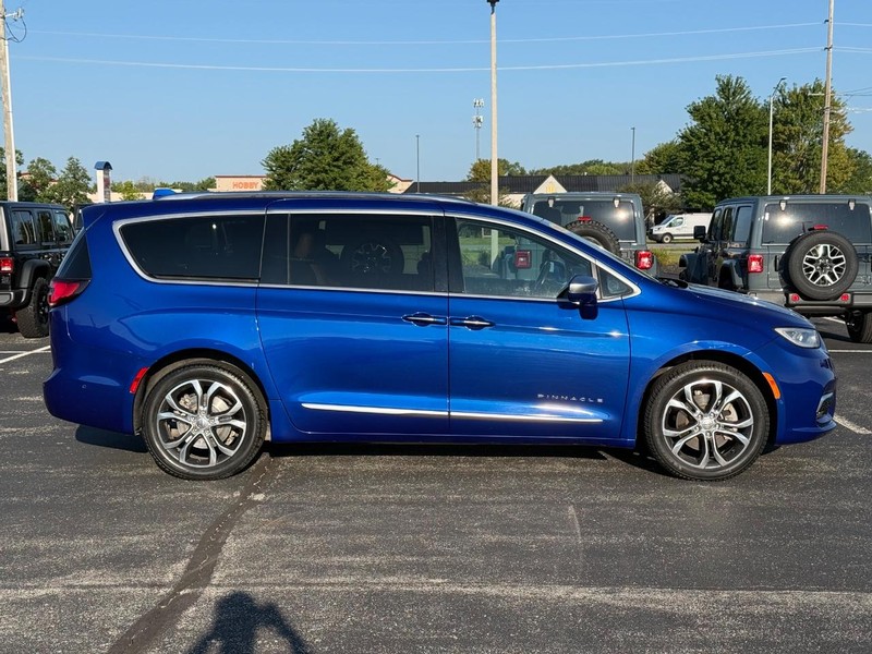 Chrysler Pacifica Vehicle Full-screen Gallery Image 02