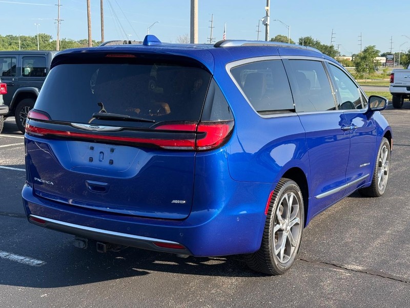 Chrysler Pacifica Vehicle Full-screen Gallery Image 03