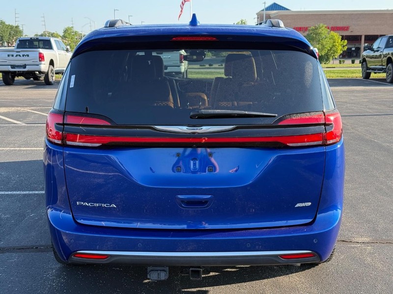 Chrysler Pacifica Vehicle Full-screen Gallery Image 04